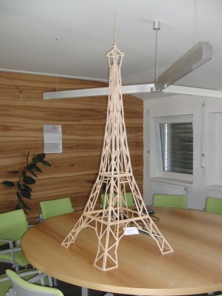 Eiffelova věž vyrobená ze dřívek